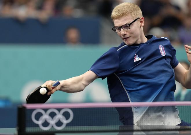 努力笑着示 努力笑着示